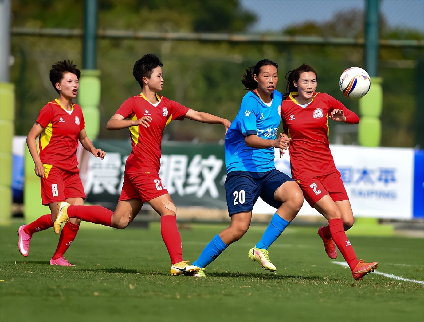 亚洲女足明星对决：新秀球员实力搏击