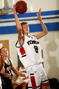 开云体育官网下载-替补球员是否在关键比赛表现更专注稳定，替补球员应从什么位置入场